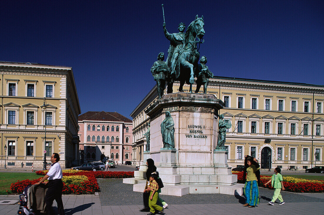 Tuerkische Familie vor Reiterstandbild, Koenig Ludwig I. von Bayern, Odeonsplatz Muenchen, Bayern, Deutschland