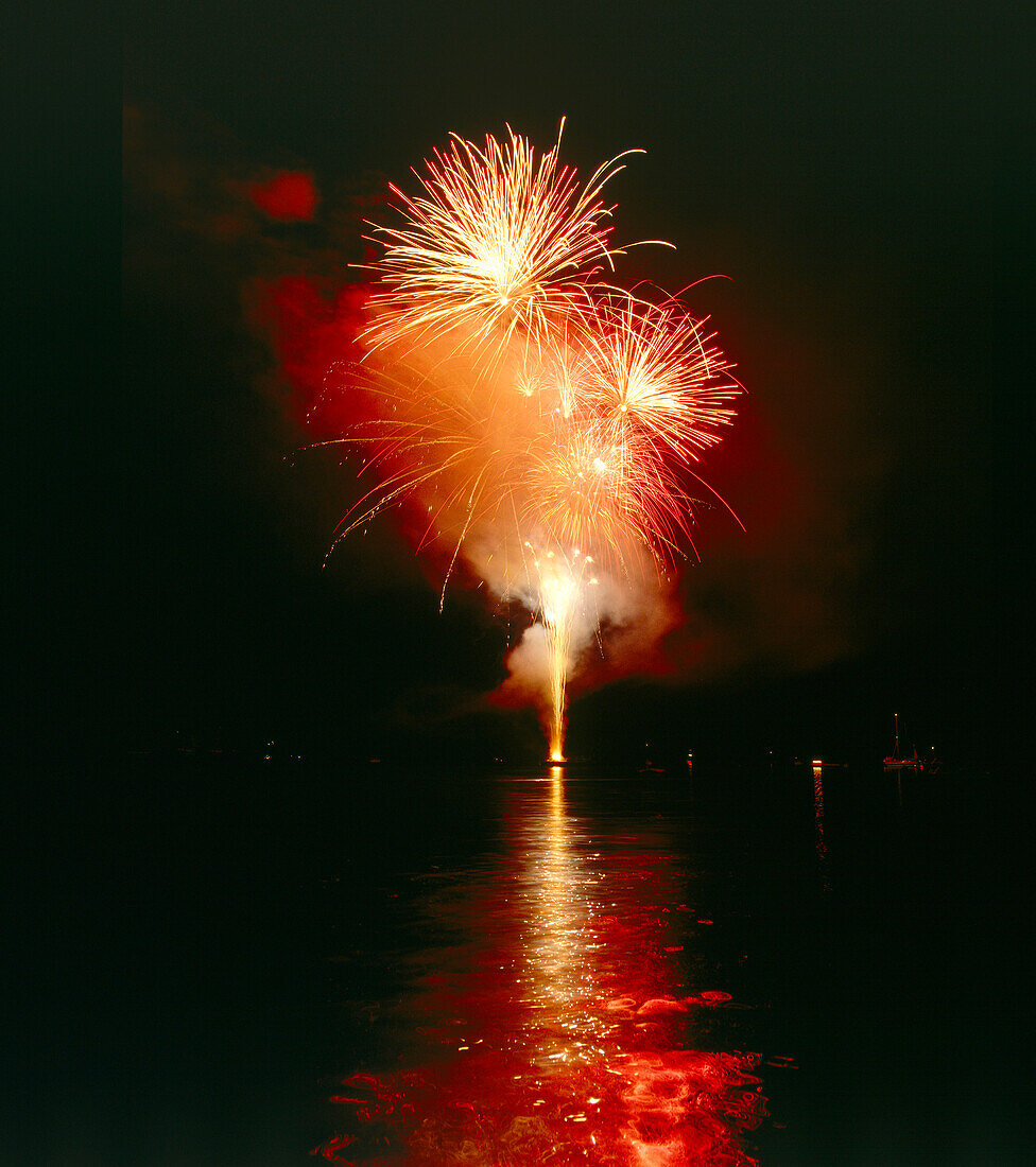 Feuerwerk am See, Oberbayern, Deutschland