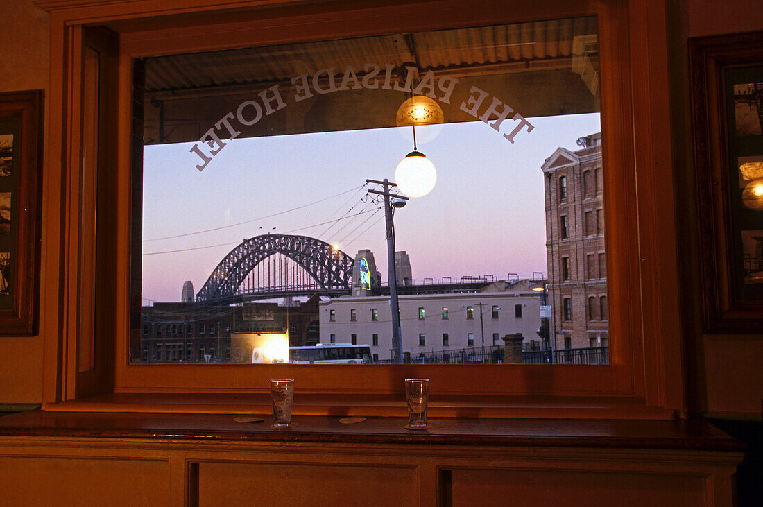 Reflection, Harbour Bridge in pub window, Sydney, Australien, NSW, bridge reflection, Spiegelung, Harbour Bridge in Hotel-Fenster