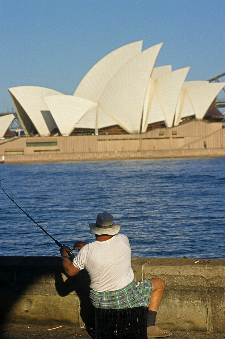 Sydney Opera House and Harbour, Australien, Sydney Opera House, fisherman at waterside