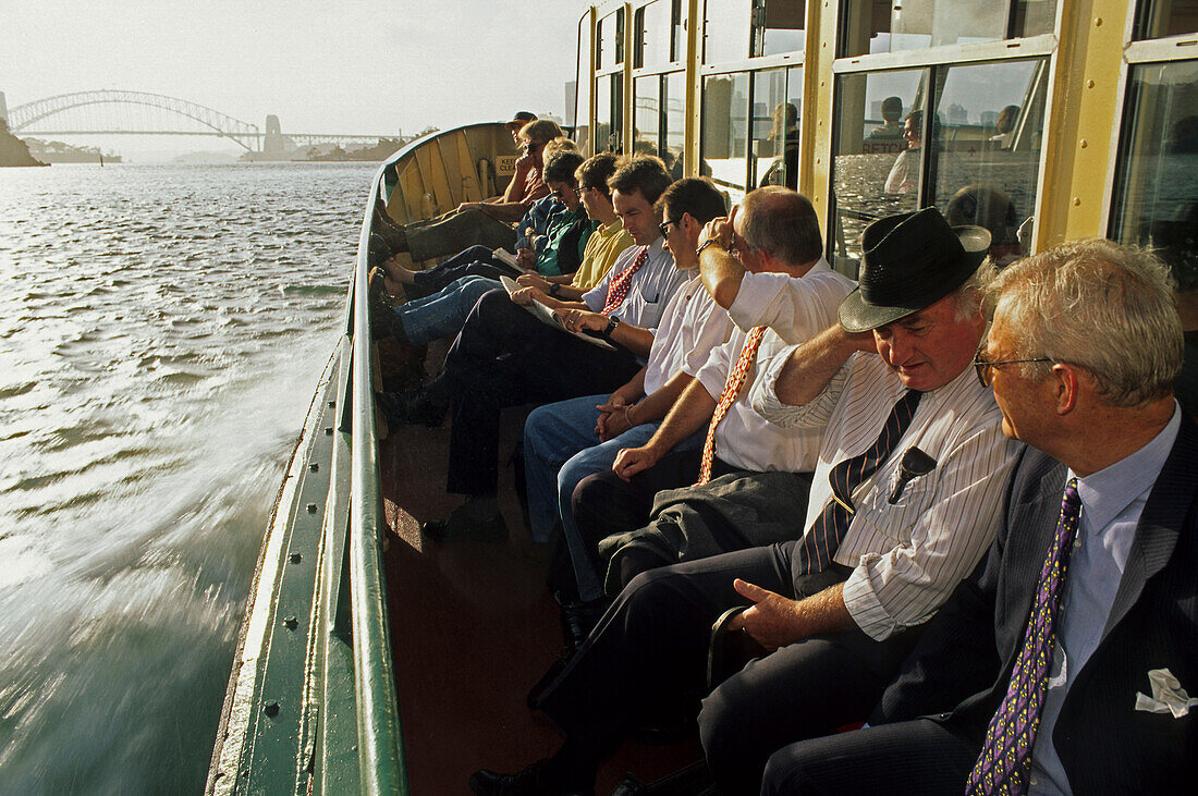 Workers, morning ferry, Sydney Harbour, Australien, Arbeiter auf dem Morgen-Fähre, Sydney Hafen, Office workers going to work on the morning harbour ferry