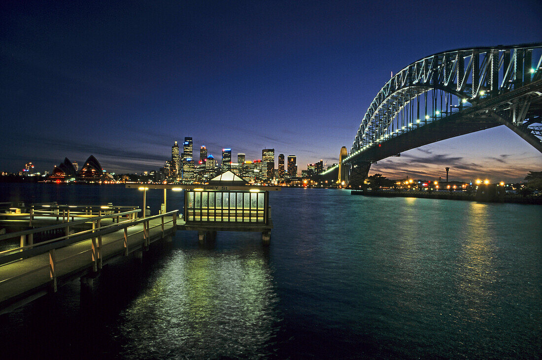 Bridge lights, Jeffrey Street Wharf, Sydney, Australien Sydney Harbour Bridge, Abendlicht, Harbour Bridge, at sundown. Jeffrey Street Wharf