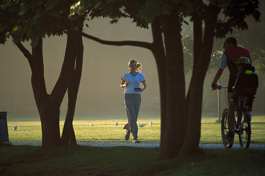Jogging, Teenager mit Discman, Westpark München München, Deutschland