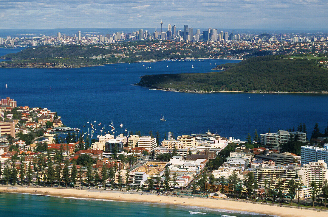 Manly beach and Sydney Harbour, from the air, Australien, NSW, Manly, Sydney Harbour aerial photo, Luftaufnahme von Badeort Manly und der ganze Hafen von Sydney