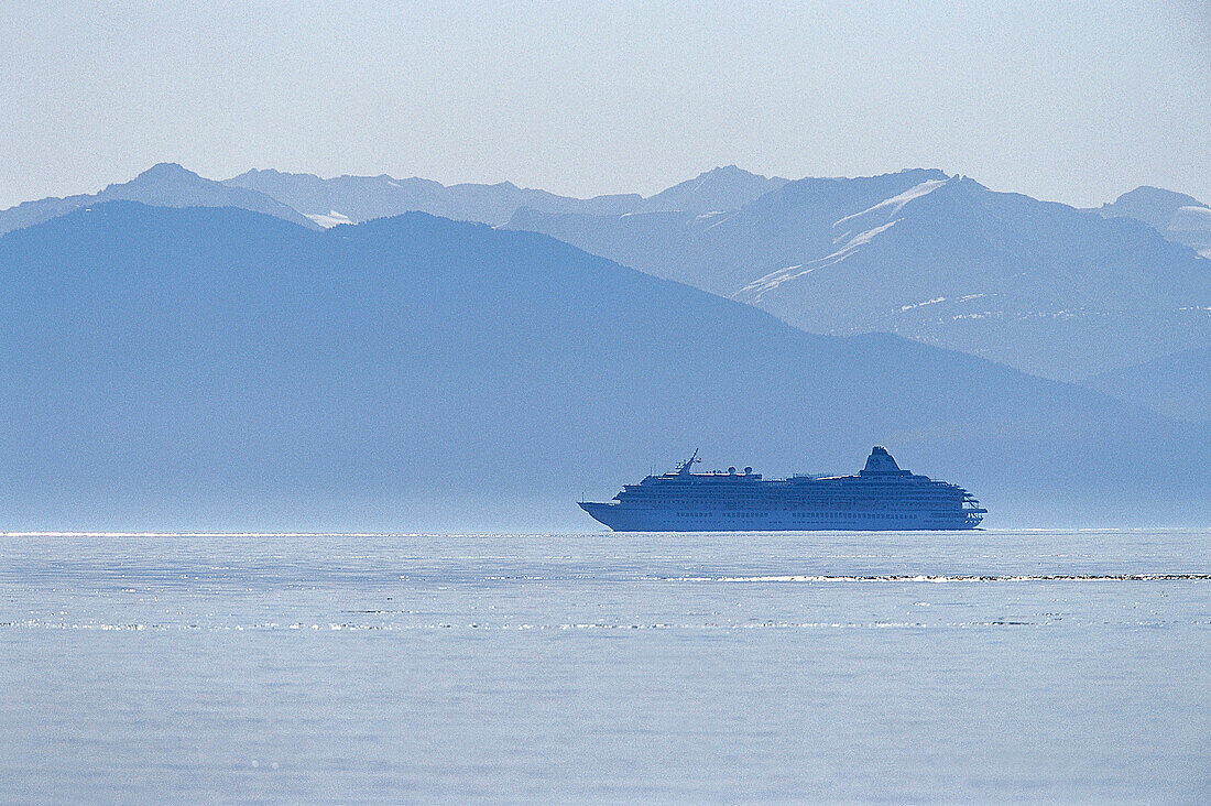 Cruise ship off shore, Alaska´s Inside Passage, Alaska, USA, America