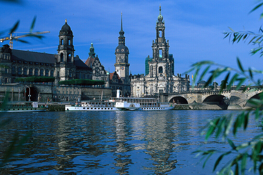 Landtag, Schloß, Hofkirche, Augustusbrücke, Raddampfer Dresden, Sachsen, Deutschland