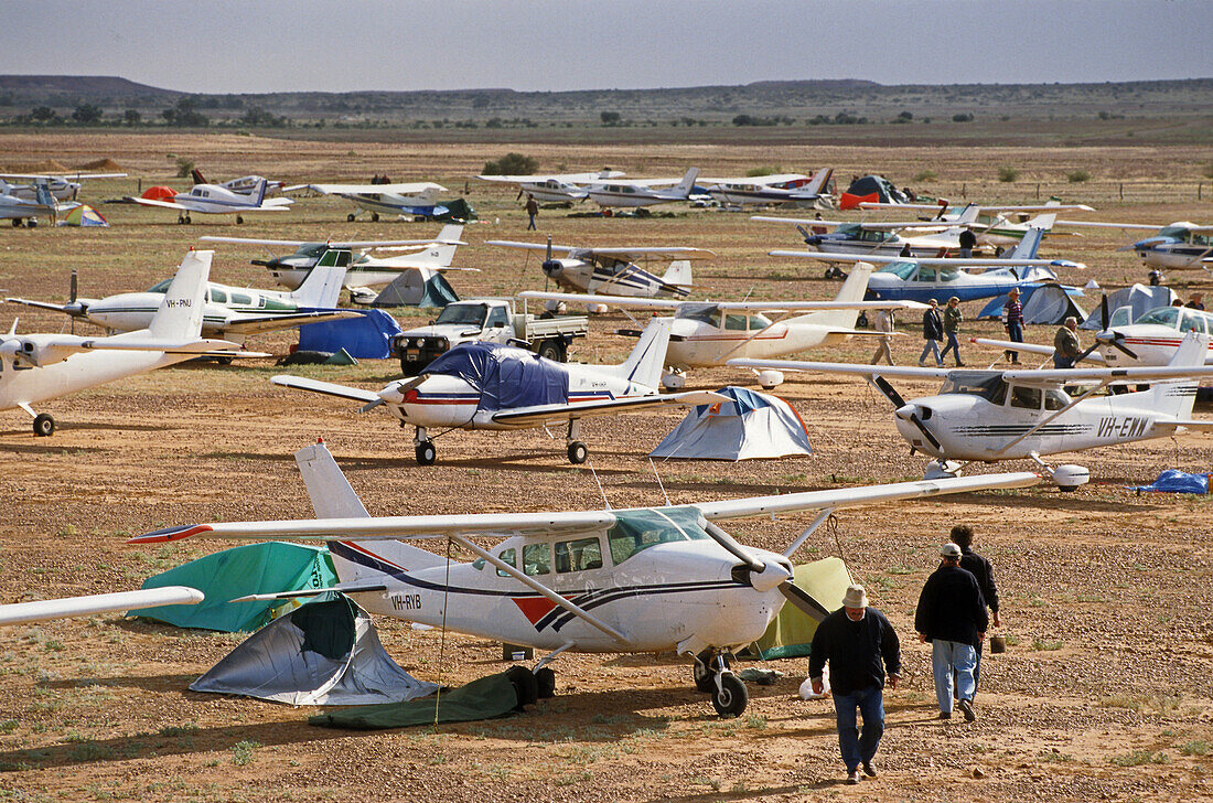 Flugfeld mit Flugzeuge, jährliches Pferderenne, Birdsville, Queensland, Asutralien