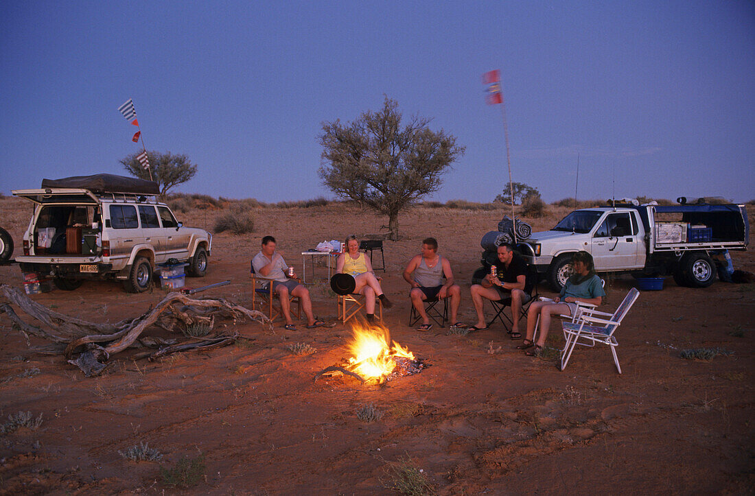 4WD campfire Simpson Desert South Australia, Australien, South Australia, 4 Wheel-drive tourists sit around a campfire, Simpson Desert