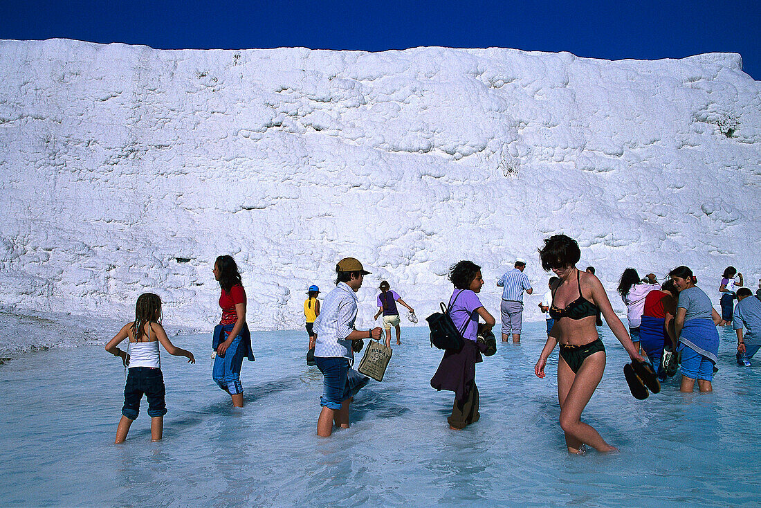 Touristen, Sinterterrassen, von Pamukkale Tuerkei