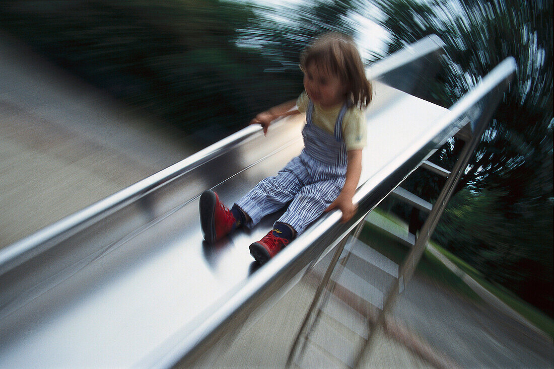 Kind auf Rutschbahn