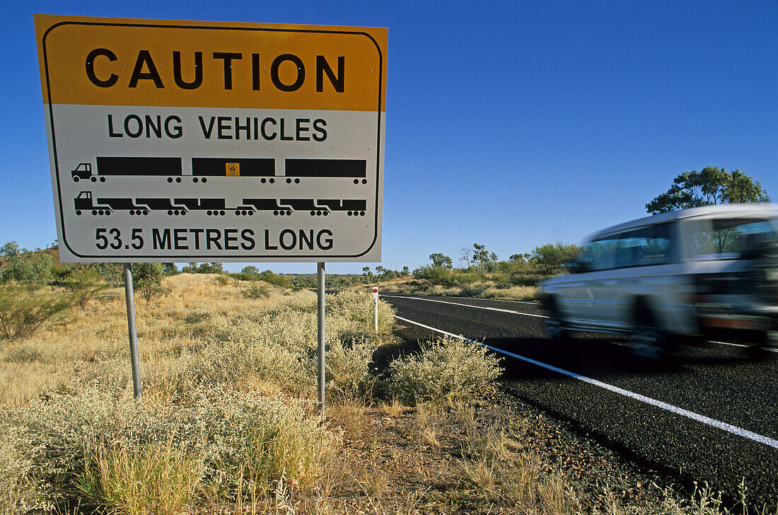 Warnschild am Straßenrand wegen Lkws von Überlänge, Matilda Highway, Australien