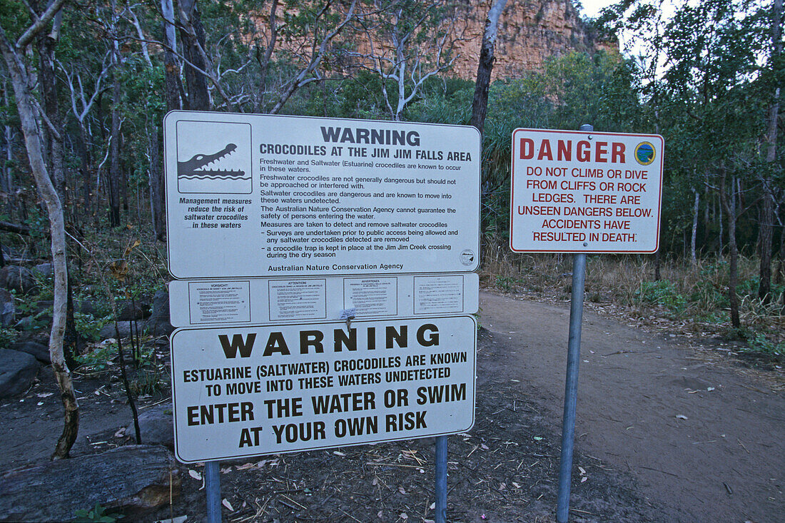 Signs warning of crocodile risk, Jim Jim Falls, Australien, Australia, Northern Territory, Sign warning of entering water at Jim Jim Falls due to crocodile risk, Warnschilde wegen Krokodile