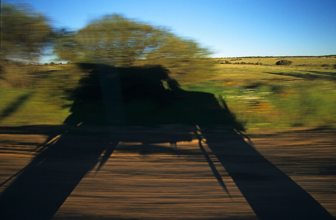 4 Wheel drive shadow on dirt road, Australien, outback, Four wheel drive shadow on dirt road, Allrad Schatten auf der Piste