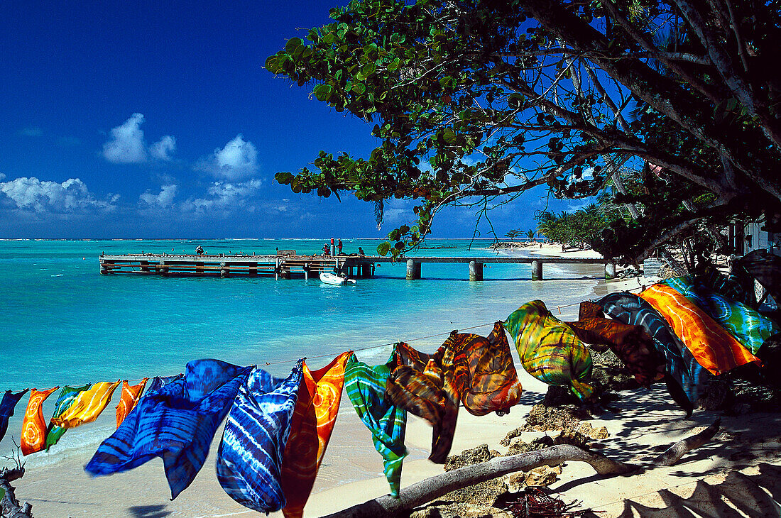 Sandstrand, Bunte Tücher, Sarongs, Pigeon Point, Tobago, West Indies, Karibik