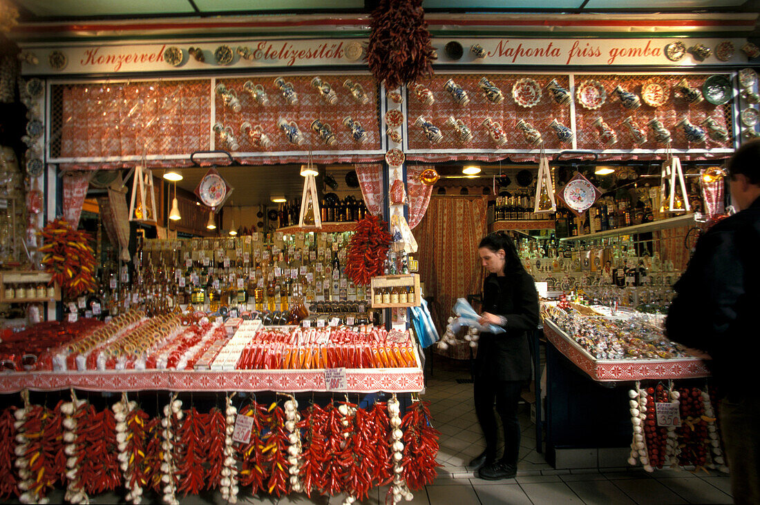 Eine Frau kauft Gewürze, Gewürzstand, Markethalle, Budapest, Ungarn