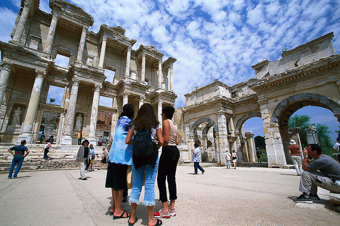 Touristinen vor Celsus Bibliothek, Antike Stadt Ephesus Tuerk. Aegaeis, Tuerkei