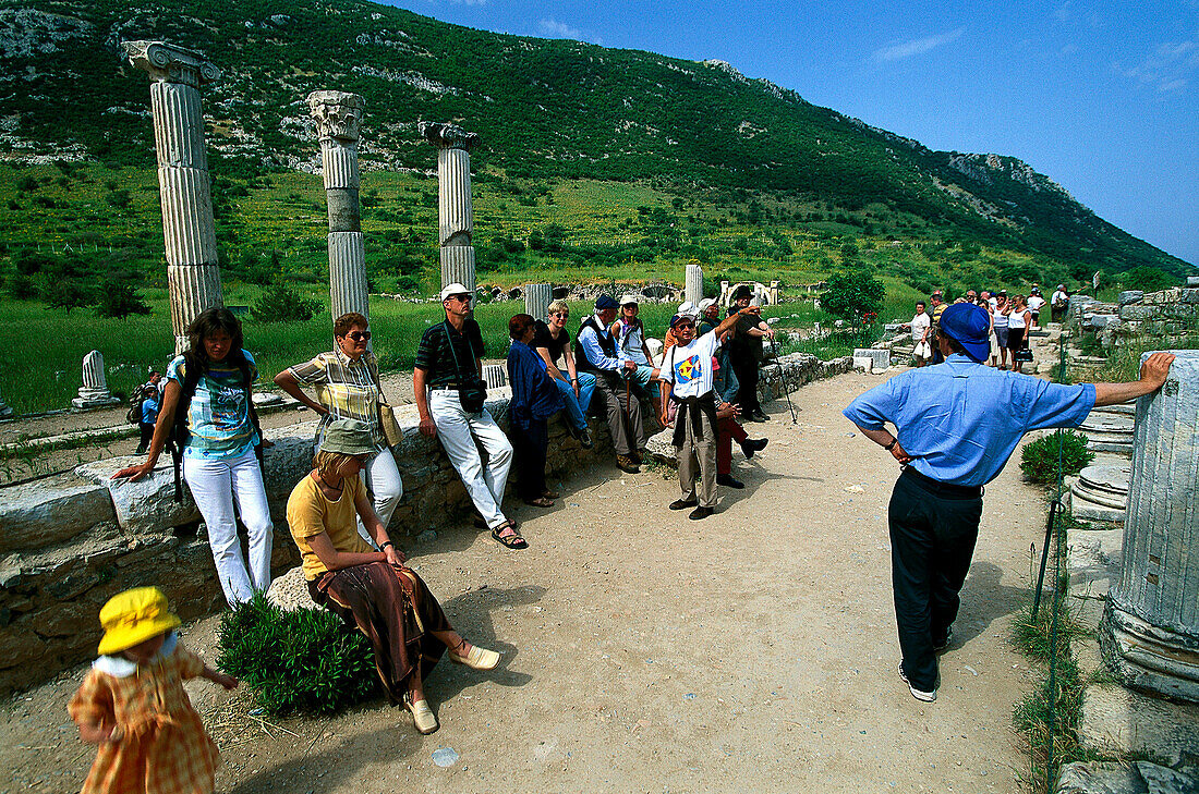 Touristengruppe mit Guide, Antike Stadt Ephesus Tuerk. Aegaeis, Tuerkei