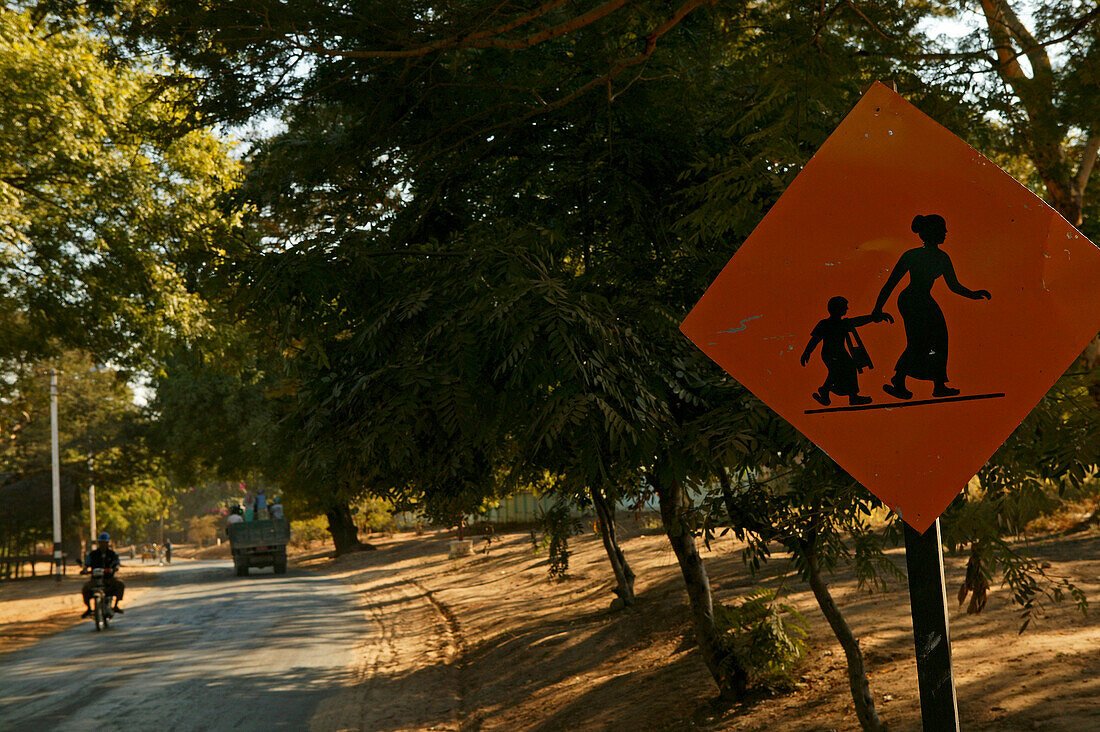 School children crossing sign Bagan, Schulkinder Warnschild
