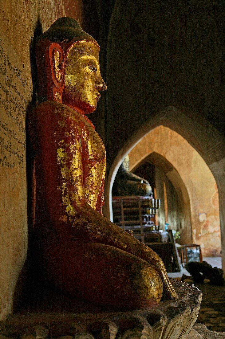 Buddha statue, Sulamani Temple, Buddhafigur Sulamani mit Blattgold beklebt, Bagan