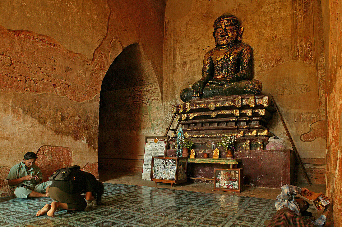 Buddha statue, Sulamani Temple, Buddhafigur Sulamani Tempel mit Blattgold beklebt, Bagan