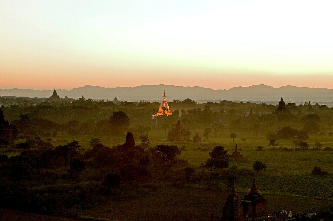 Sunset over the temples of Bagan, Sonnenuntergang Pagan, Kulturdenkmal, Ruinenfeld von Pagoden