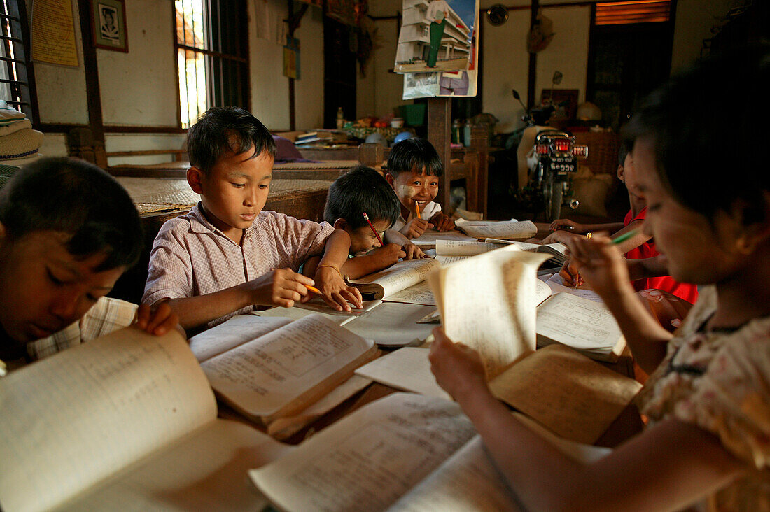 School children busy learning, Kinder lernen, Dorfschule