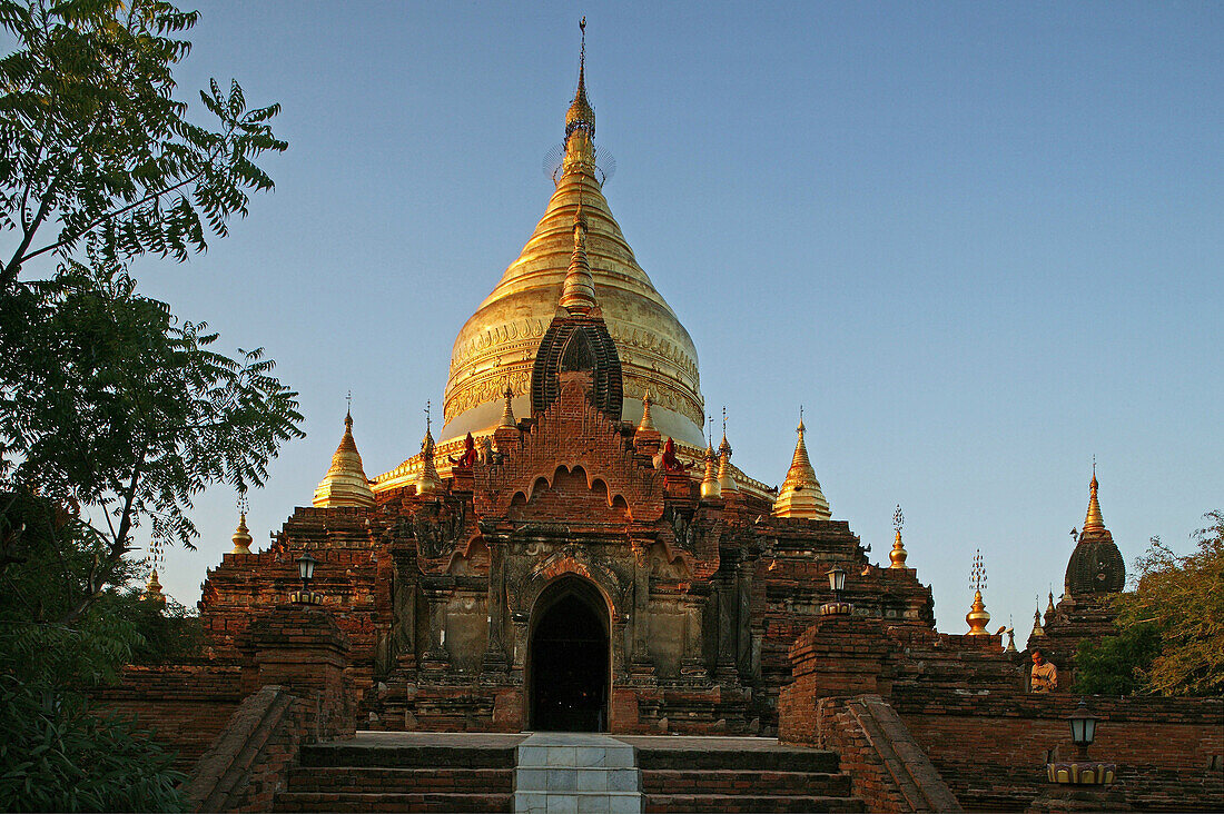 Restored temple, Golden Pagoda, Bagan, Goldener Tempel, Sonnenuntergang