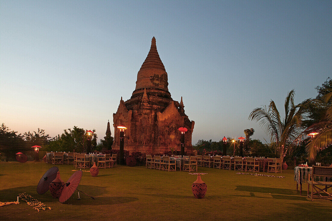 Pagoda im Garten, Thazin Garden Hotel, Bagan, Myanmar