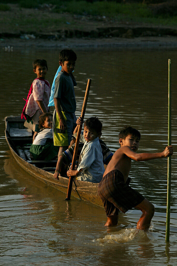 School children in boat, Dorfkinder, kommen mit dem Boot von der Schule