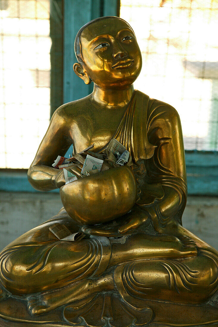 Figure of monk collects offerings, Bronze Monk-Statue sammelt Almosen