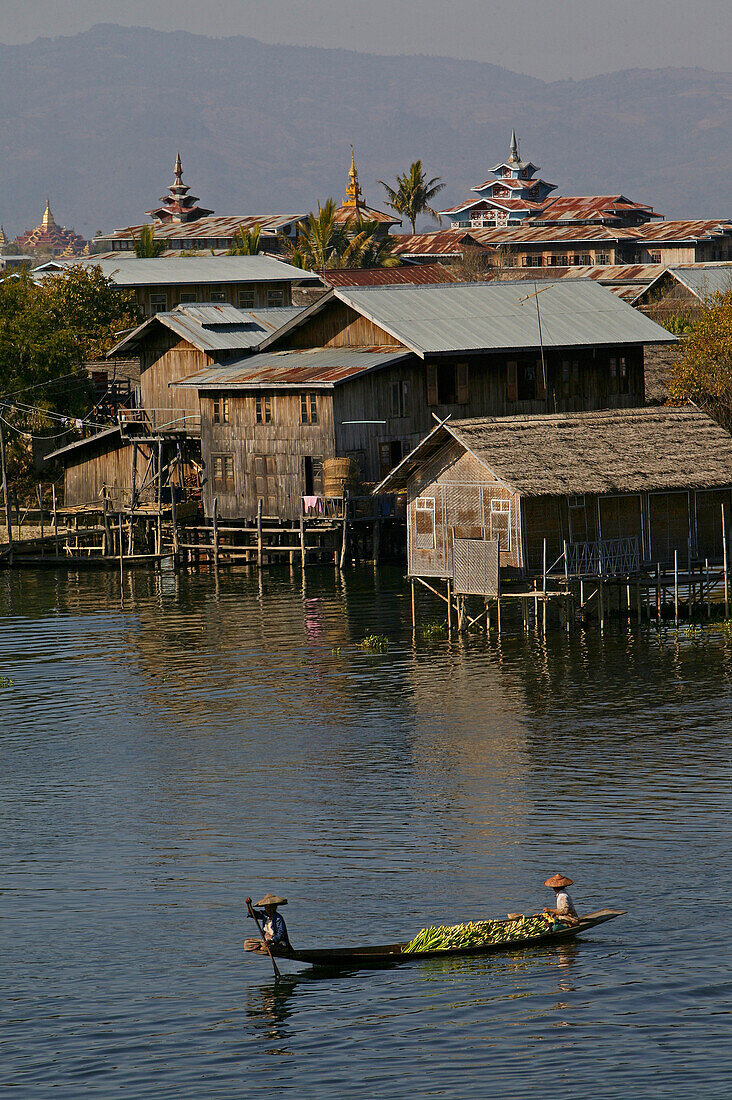 Houses on stilts, Inle Lake, Häuser auf Stelzen, Inle-See Dorf, Intha-Völker, Boot, Marktboot