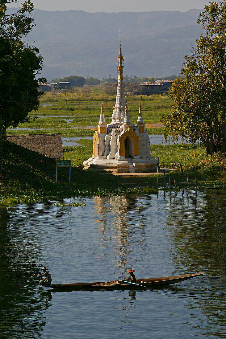 Boat as transport Inle Lake, Inle-See, Boot, Pagode, Ruderboot, rowing boat