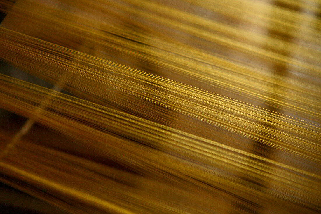 Close-up, silk weaving, Inpawkhon, Inle Lake, Fäden, Seidenweberei, traditionelles Handwerk In Paw Khone, Inle-See