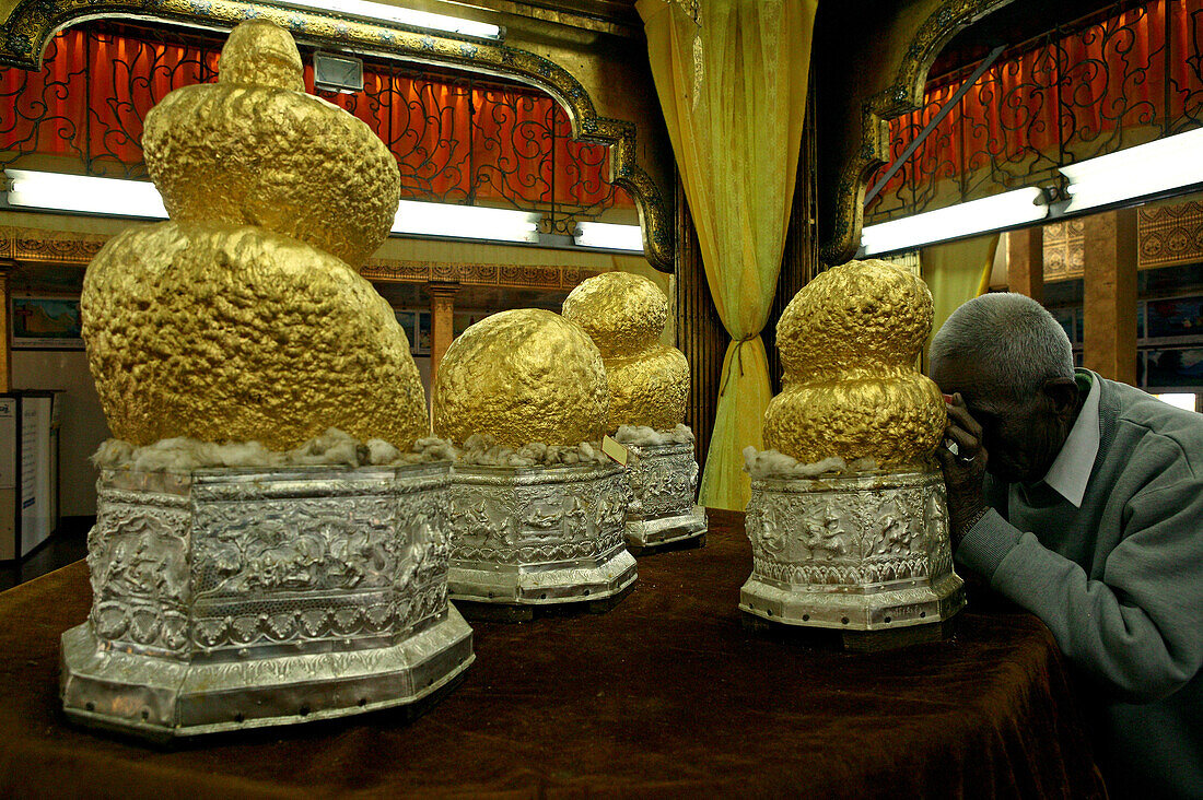 Buddhas, Phaung Daw U Pagoda, Inle Lake, Inle-See, Buddhafiguren mit dicke Goldblattschichten, Blattgold