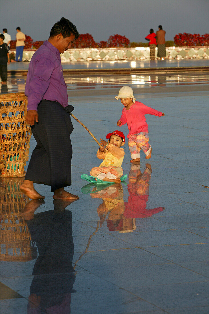 Father and children playing, Golden Rock, Vater und Kinder spielen, Kyaikhtiyo, Goldener Felsen