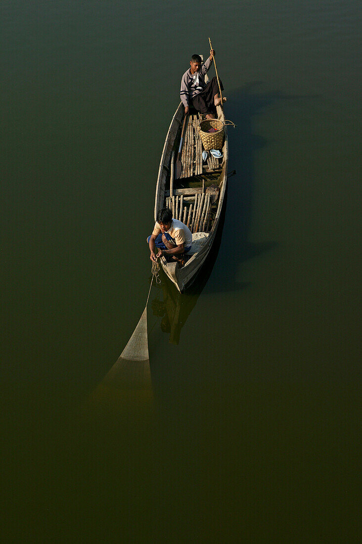 Fishermans boat and net, Fischerboot, auf dem Taungthaman See bei Amarapura bei Mandalay, Fischernetz auswerfen