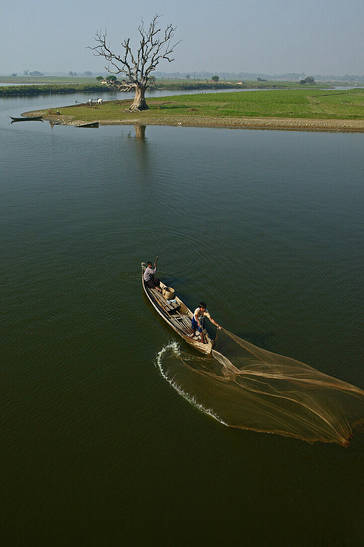 Fischer wirft sein Netz aus, Taungthaman See, Myanmar, Burma