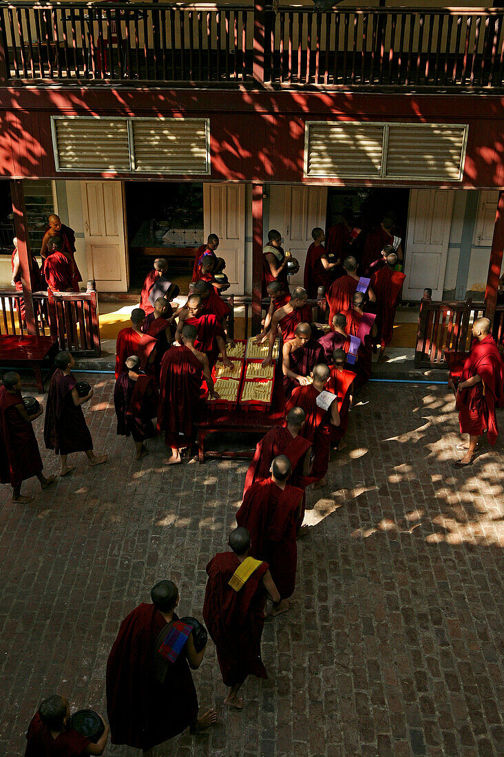 Mahagandaryone Monastery, Essenausgabe fuer Moenche im Kloster in Amarapura monks going into the dining hall of monastery, near Mandalay