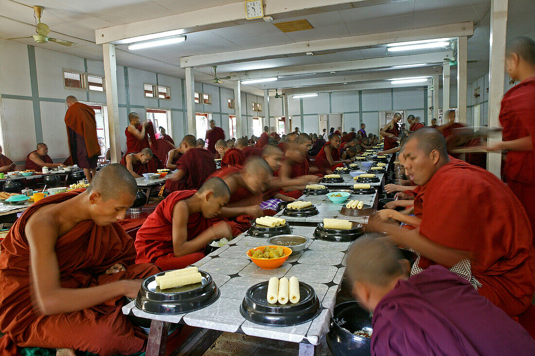 Mahagandaryone Monastery, Speisesaal, Moenche essen im Kloster in Amarapura, monks in the dining hall of Mahagandaryone monastery, near Mandalay