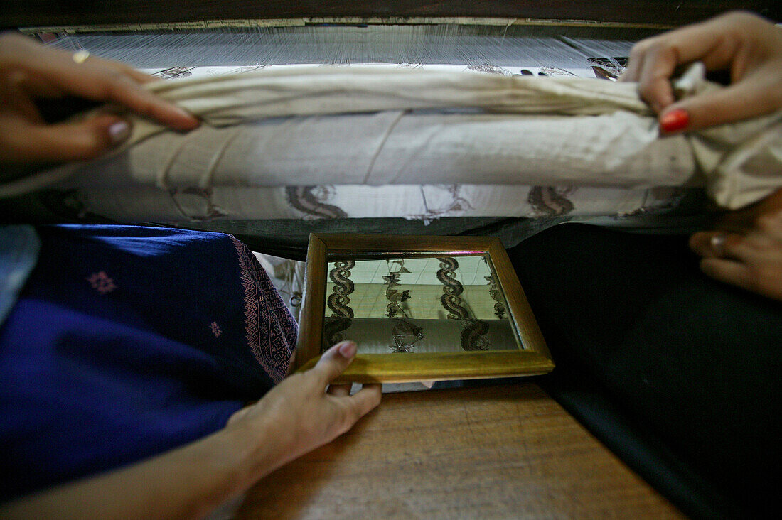 Handwoven, embroidery on loom, Weberei, Handarbeit, Webstuhl, Spiegel zeigt Muster Mirror under the loom shows embroidery pattern