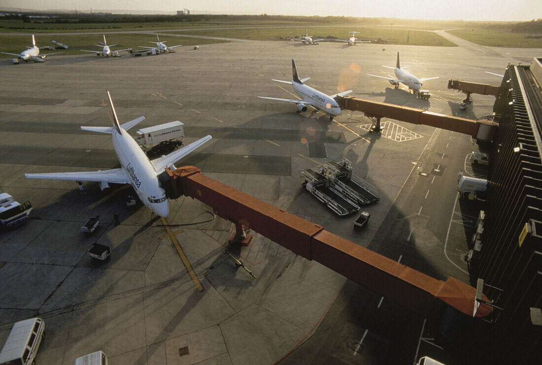 Flugfeld mit Flugzeuge, Langenhagen, Hannover, Niedersachsen, Deutschland
