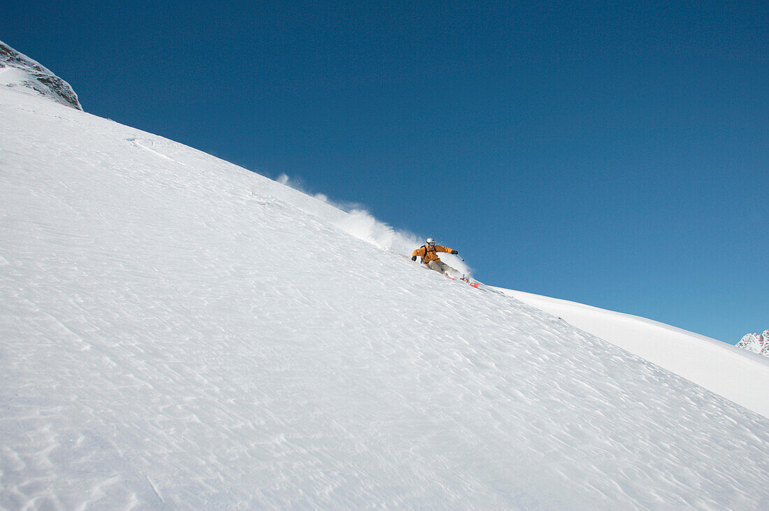 Freeriding, ein Skifahrer rast den Berg hinunter, Lech, Österreich, Europa