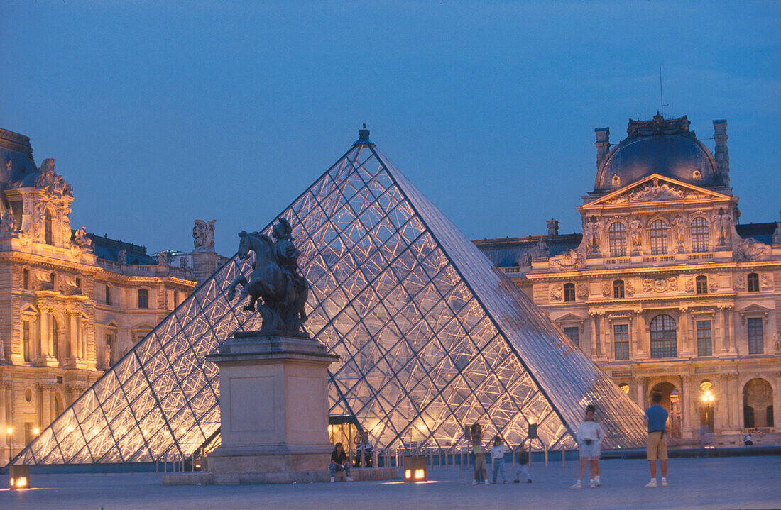 Musee du Louvre, und Glaspyramide Arch I. M. Pei, Paris, Frankreich
