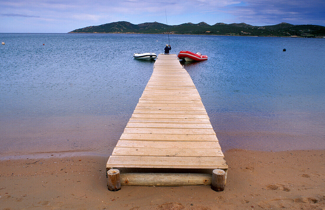 Ein Angler am Steg, Santa Amanza, Plage de Maora, Bonifacio, Korsika, Frankreich