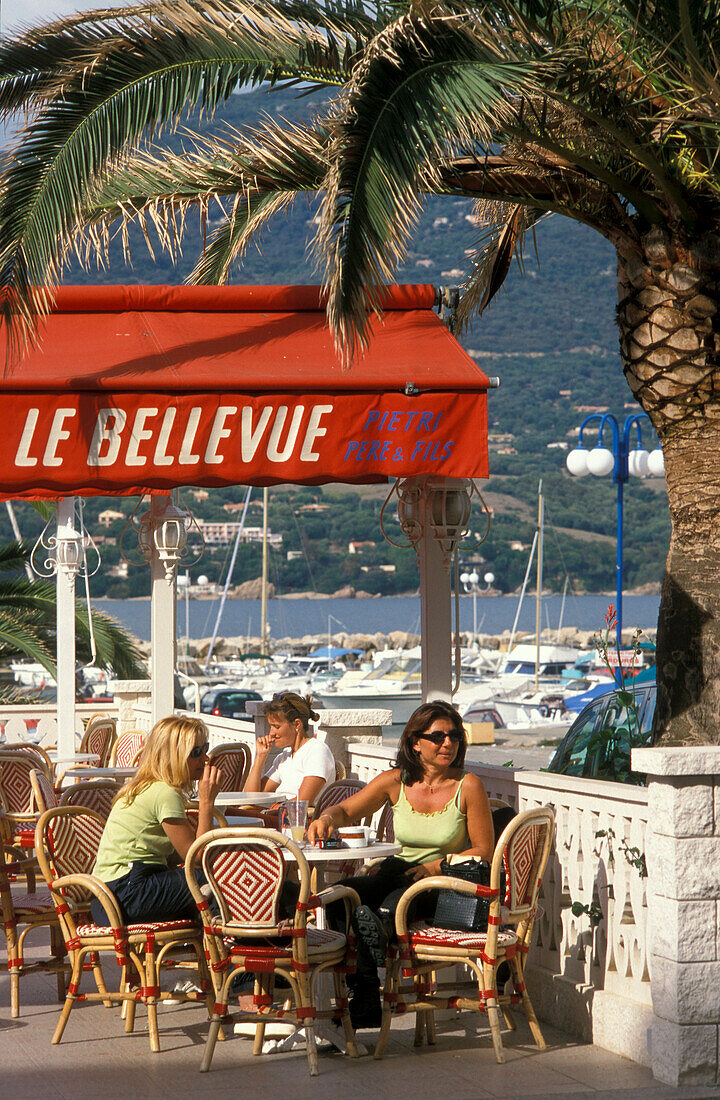 Straßencafe in Hafen in Propriano, Korsika, Frankreich