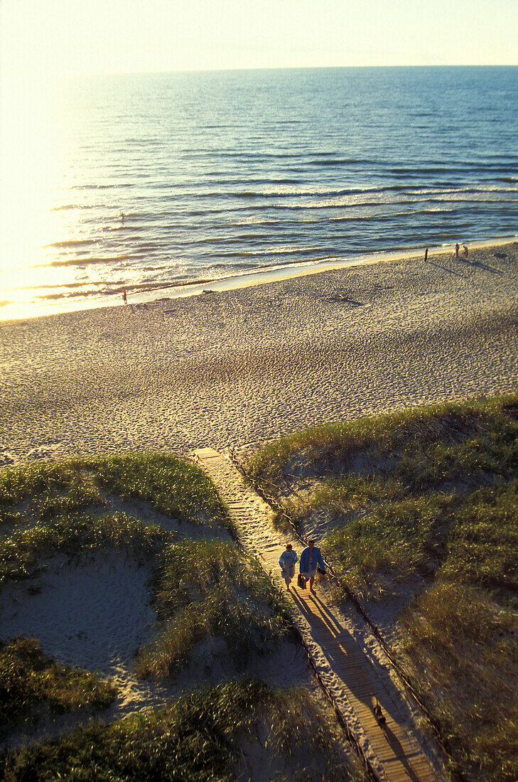 Menschen gehen an den Strand, Nida, Litauen