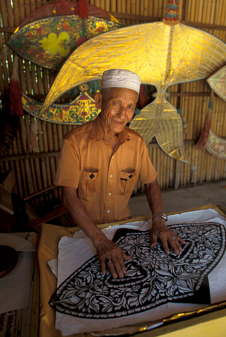 Ein alter Mann baut einen Drachen, Kota Bharu, Malaysia, Asien