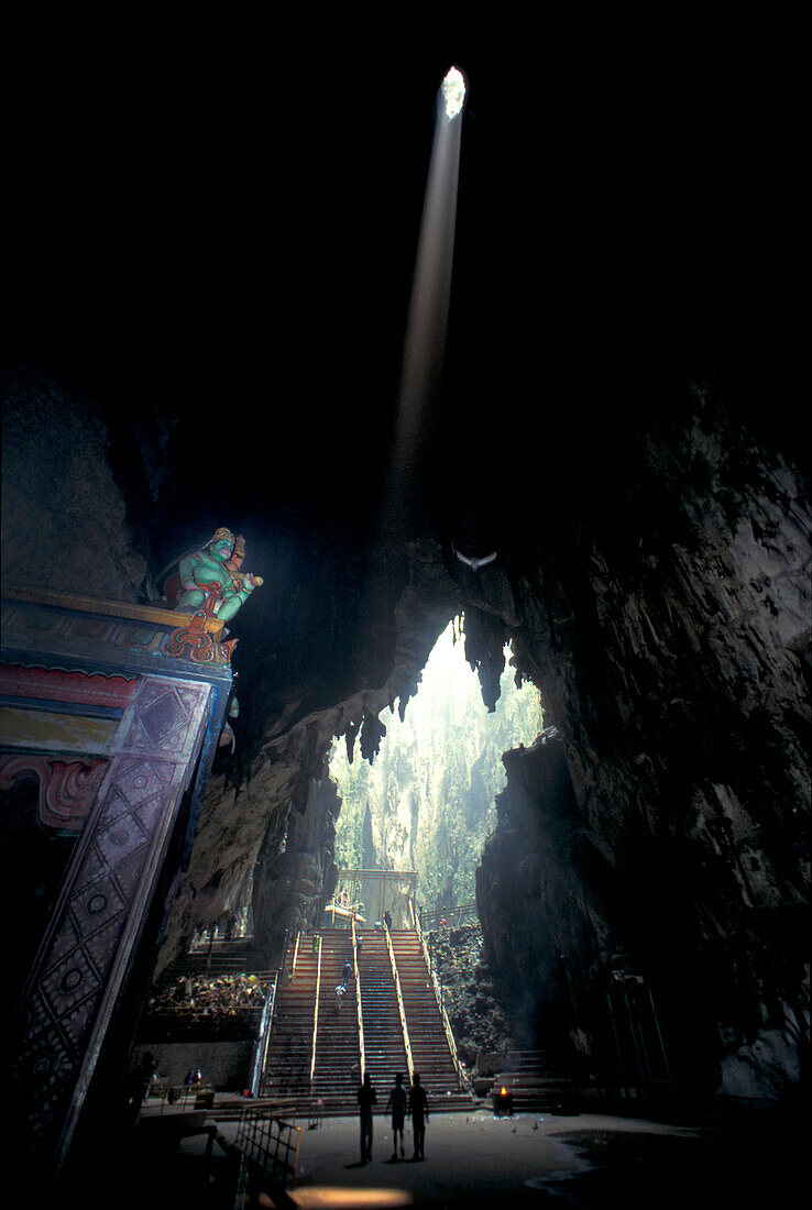 Menschen stehen in den Höhlen von Batu, Westküste, Malaysia, Asien