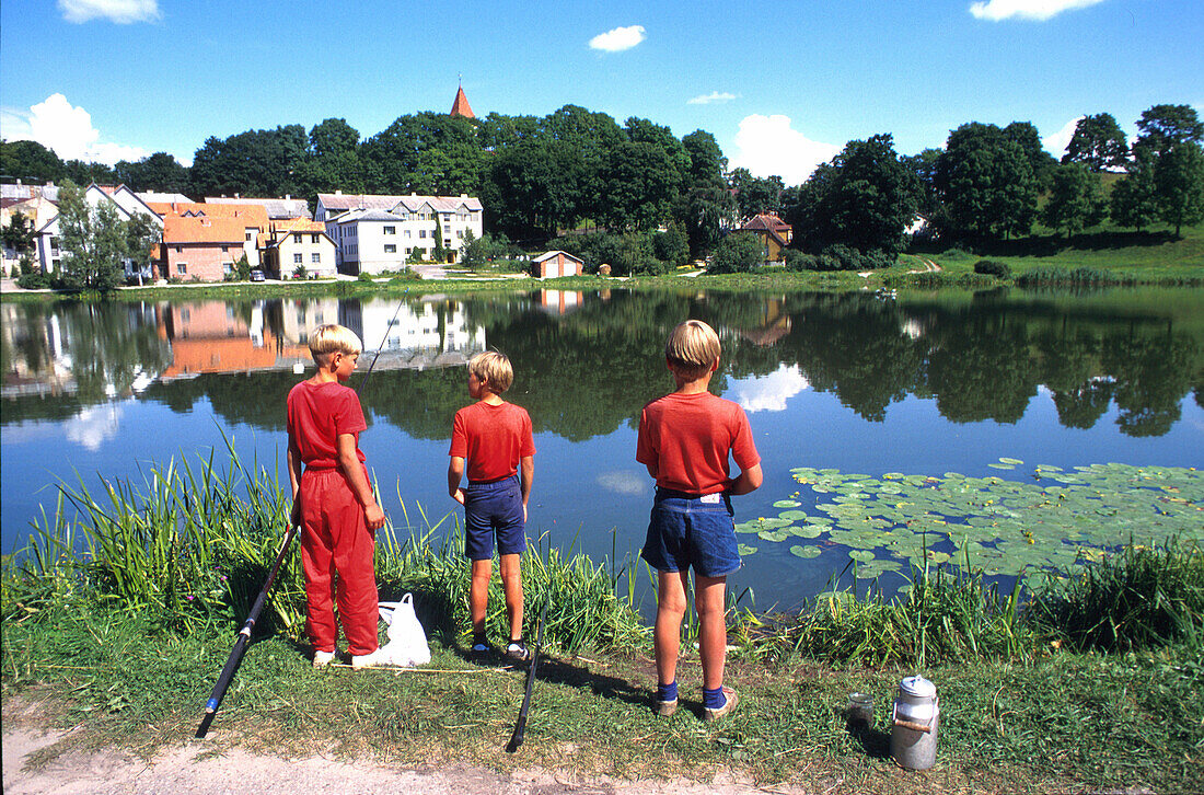 Talsi, Lettland, Jungen beim Angeln Baltische Staaten