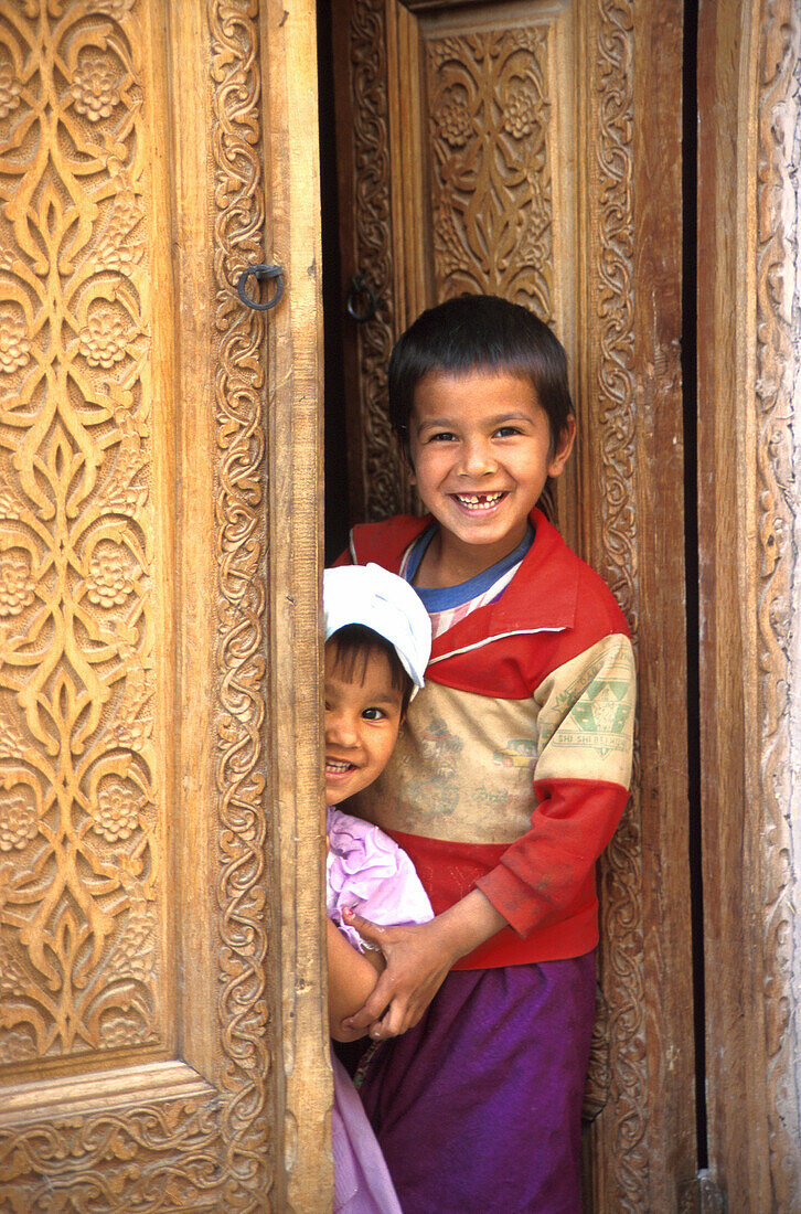 Lächelnde Kinder in Tür, Chiwa, Usbekistan